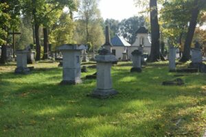 Apel o ograniczenie ilości sztucznych kwiatów i zniczy na biłgorajskich cmentarzach