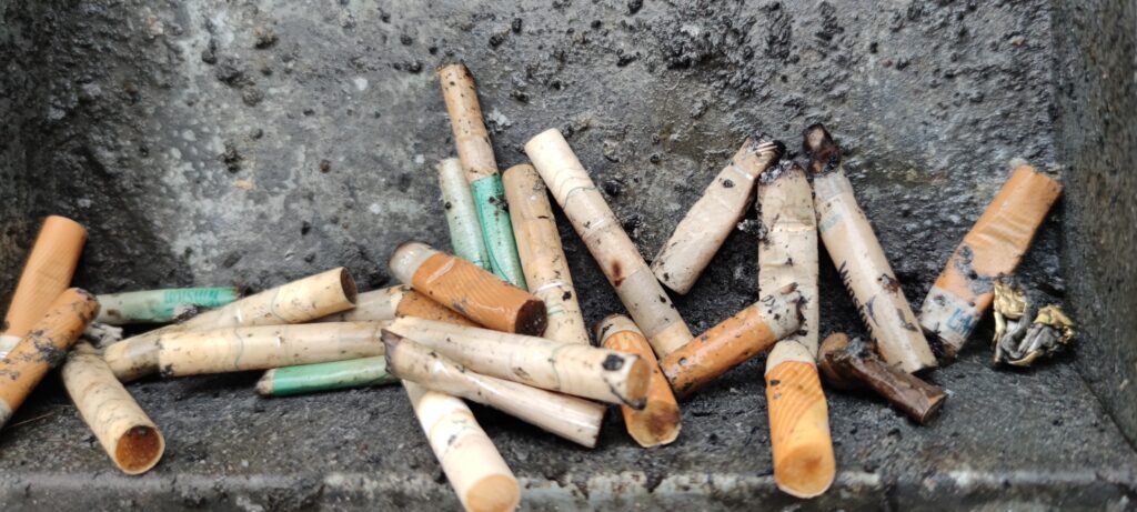 Niedopałki papierosów – toksyczne odpady